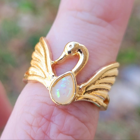 Jewelry - Golden Swan Glitter Stone Opal Ring Size 6.5